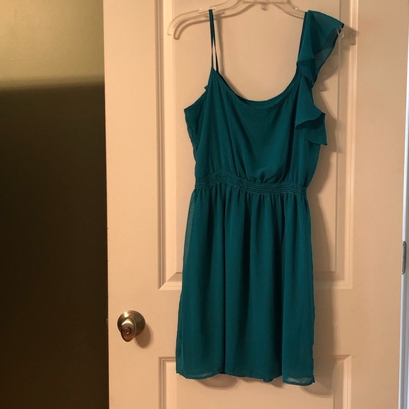 Beautiful green dress, can wear with a blazer or alone - Picture 4 of 4
